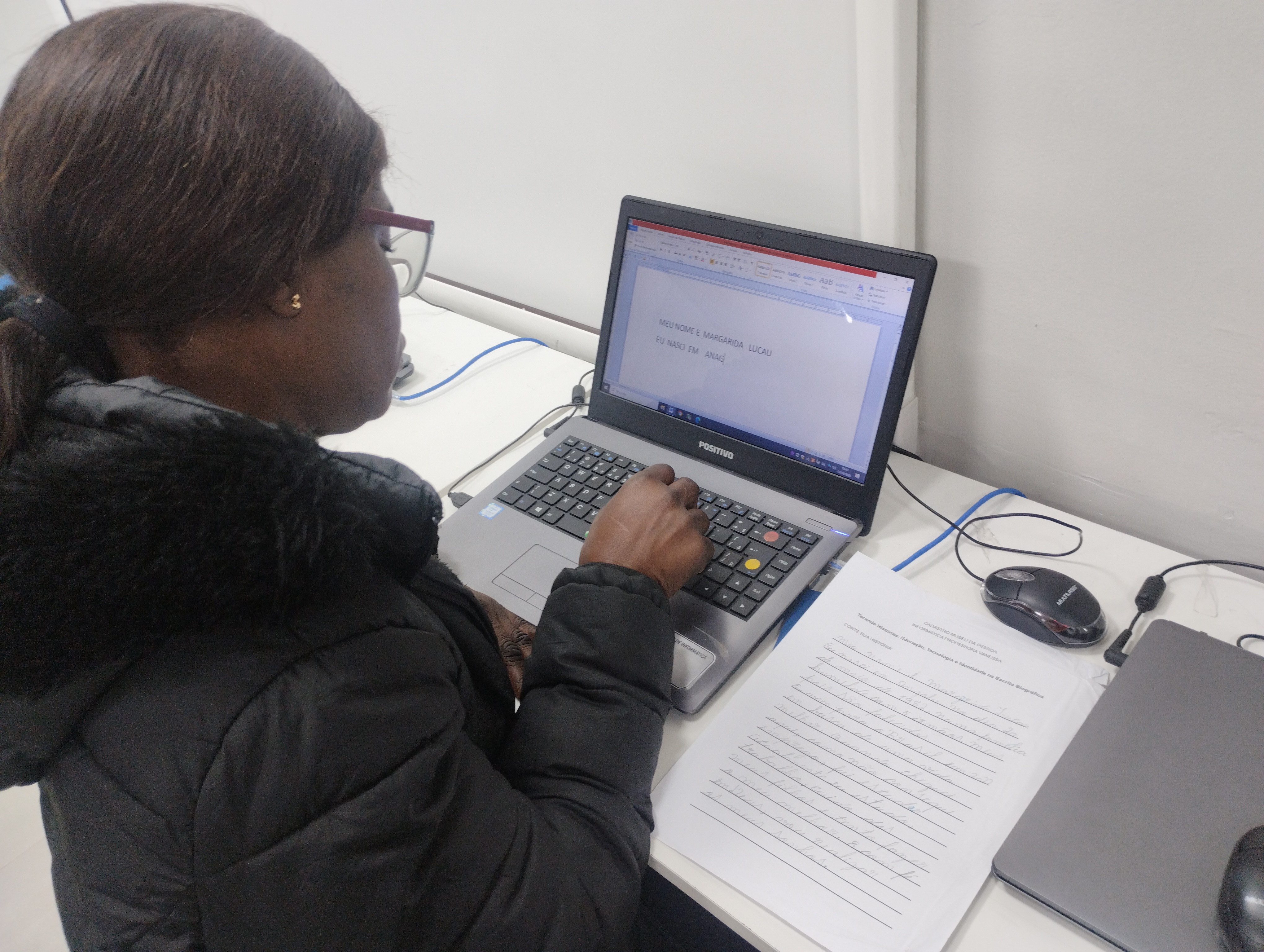 MARGARIDA DIGITANDO SUA BIOGRAFIA