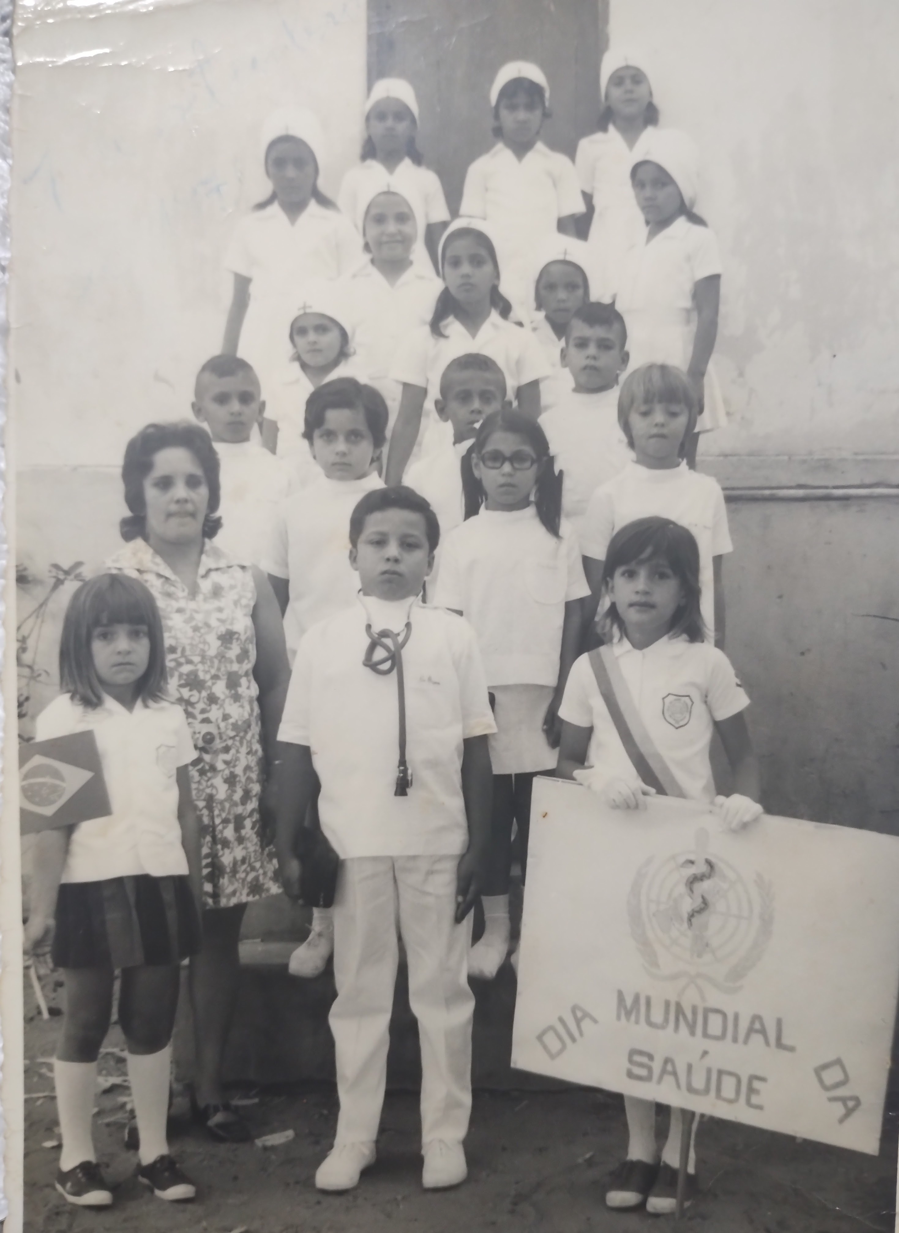 Era desfile de Sete de Setembro e a turma homenageava os profissionais da saúde. 