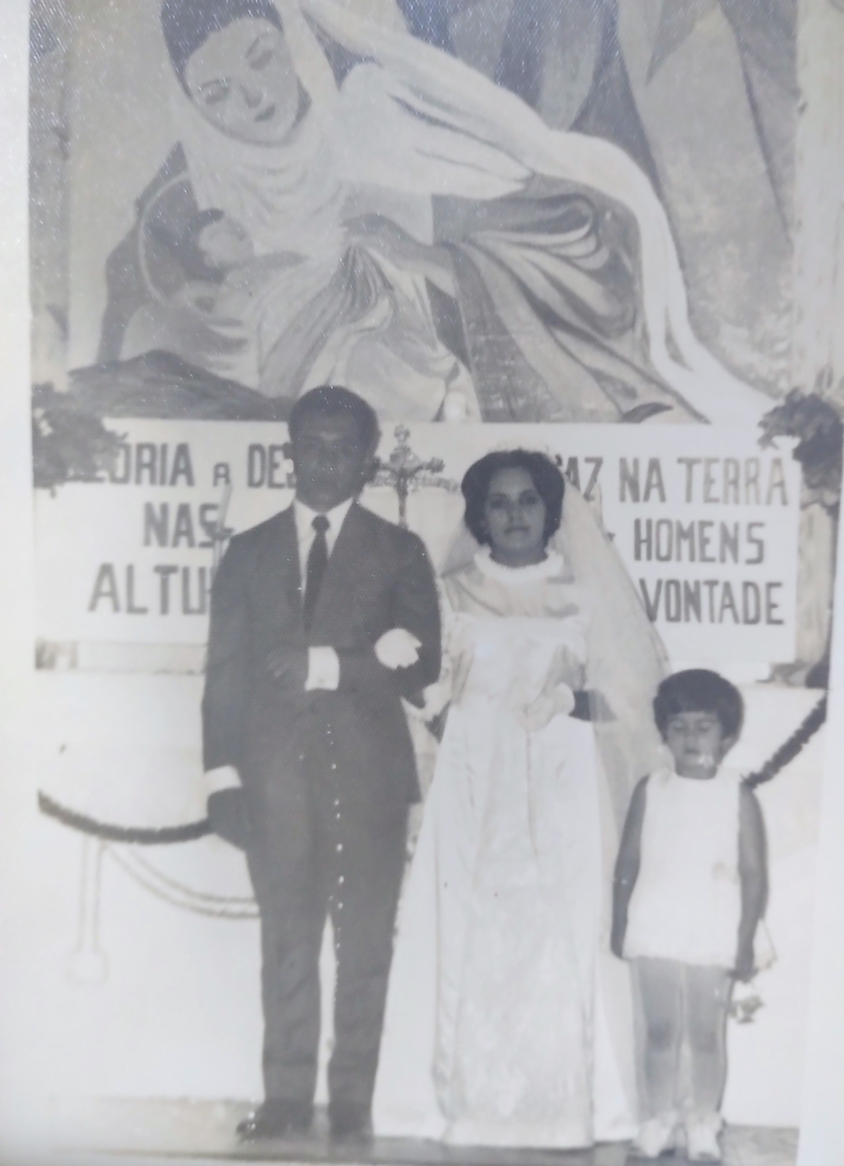 No altar da igreja matriz de São Francisco, tendo ao fundo um painel pintado pela médica, Dra. Miriam. Era dezembro e a igreja estava ornamentada para o Natal.
