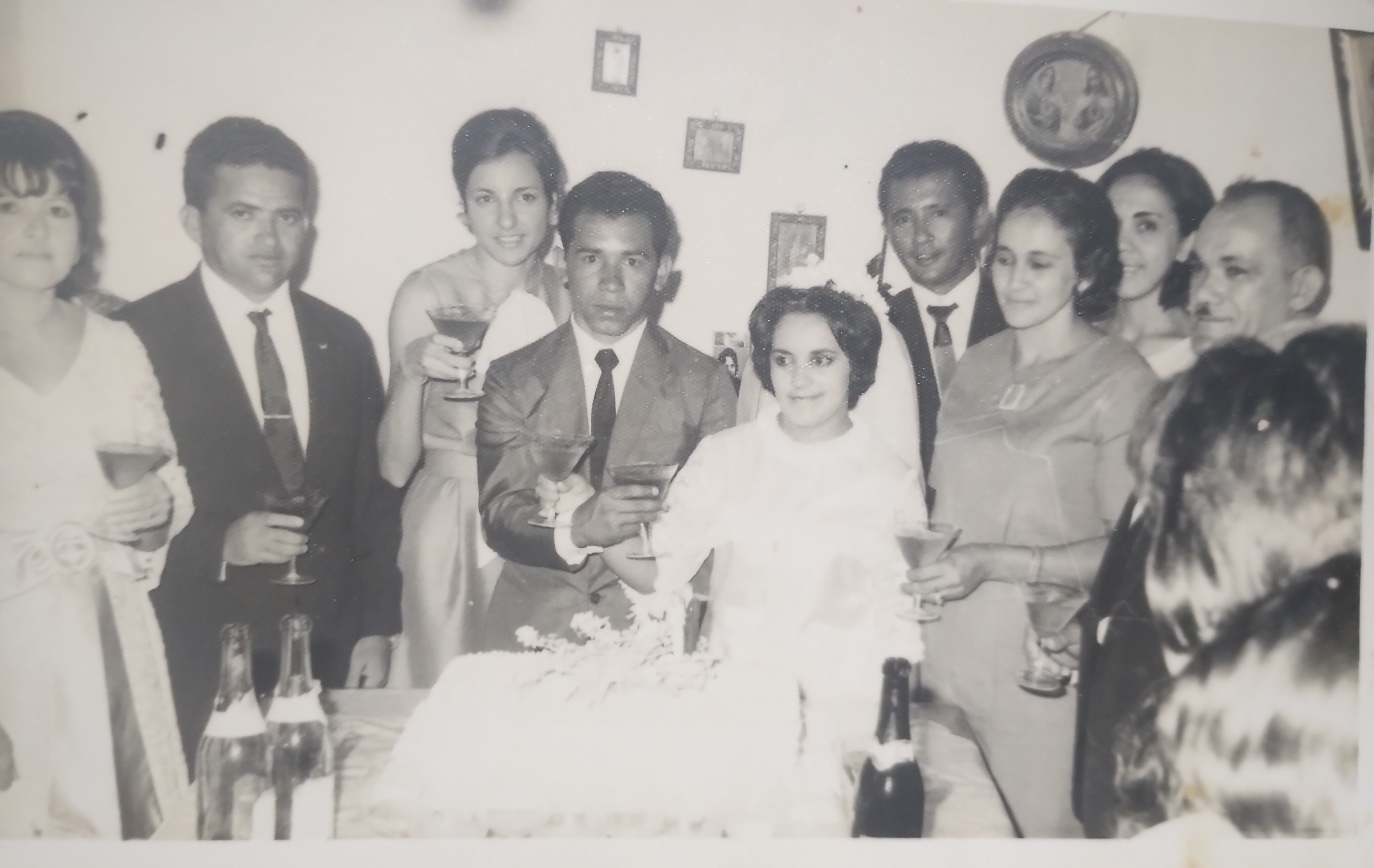 Brinde com os amigos e parentes: ao lado do noivo, Elisa Amaral, madrinha dos noivos, ao lado da noiva, o casal João Rodrigues e esposa (primo e padrinho dos noivos) 