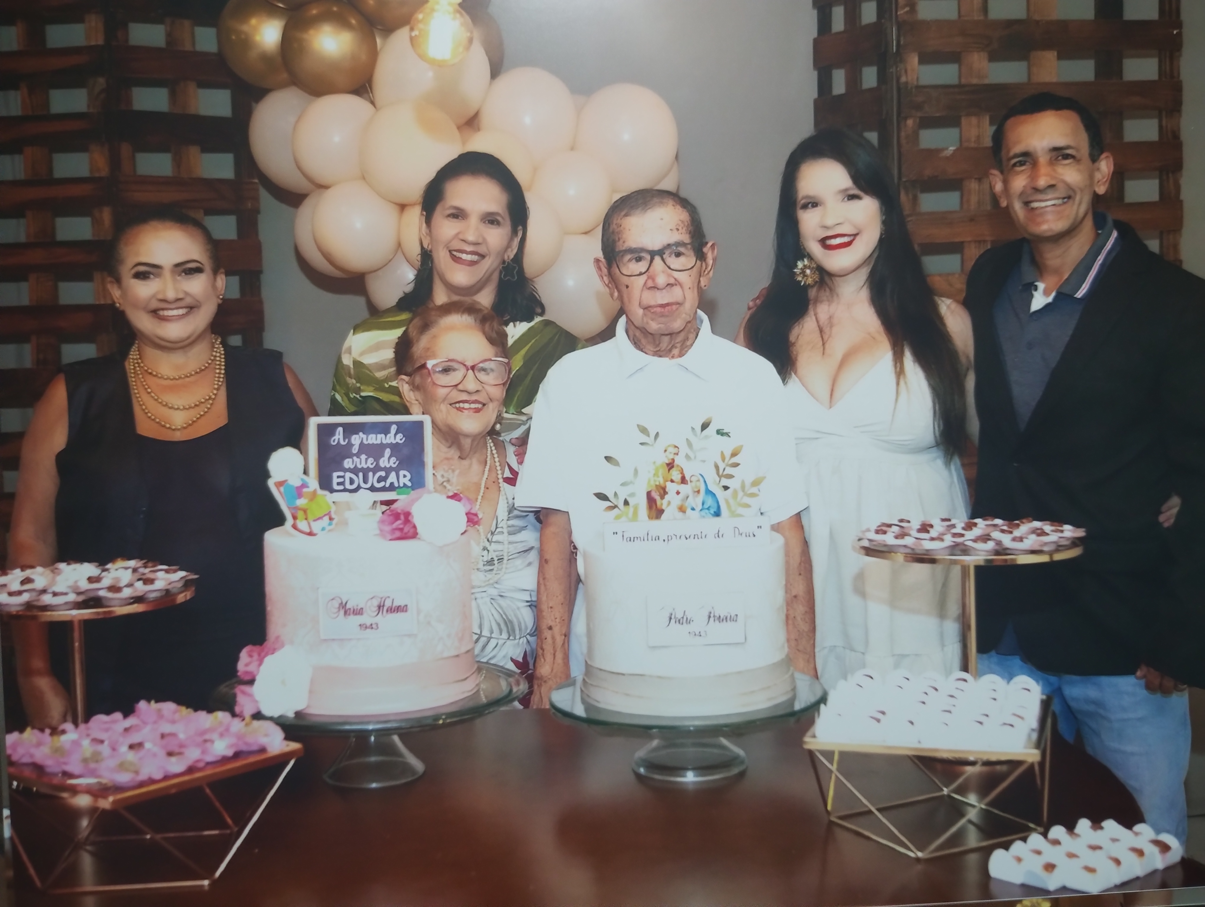 Celebração dos oitenta anos de Pedro e Helena, nascidos no mesmo ano. No bolo dela, uma homenagem por sua dedicação ao ensino; no dele, a lembrança de sua dedicação à igreja. 