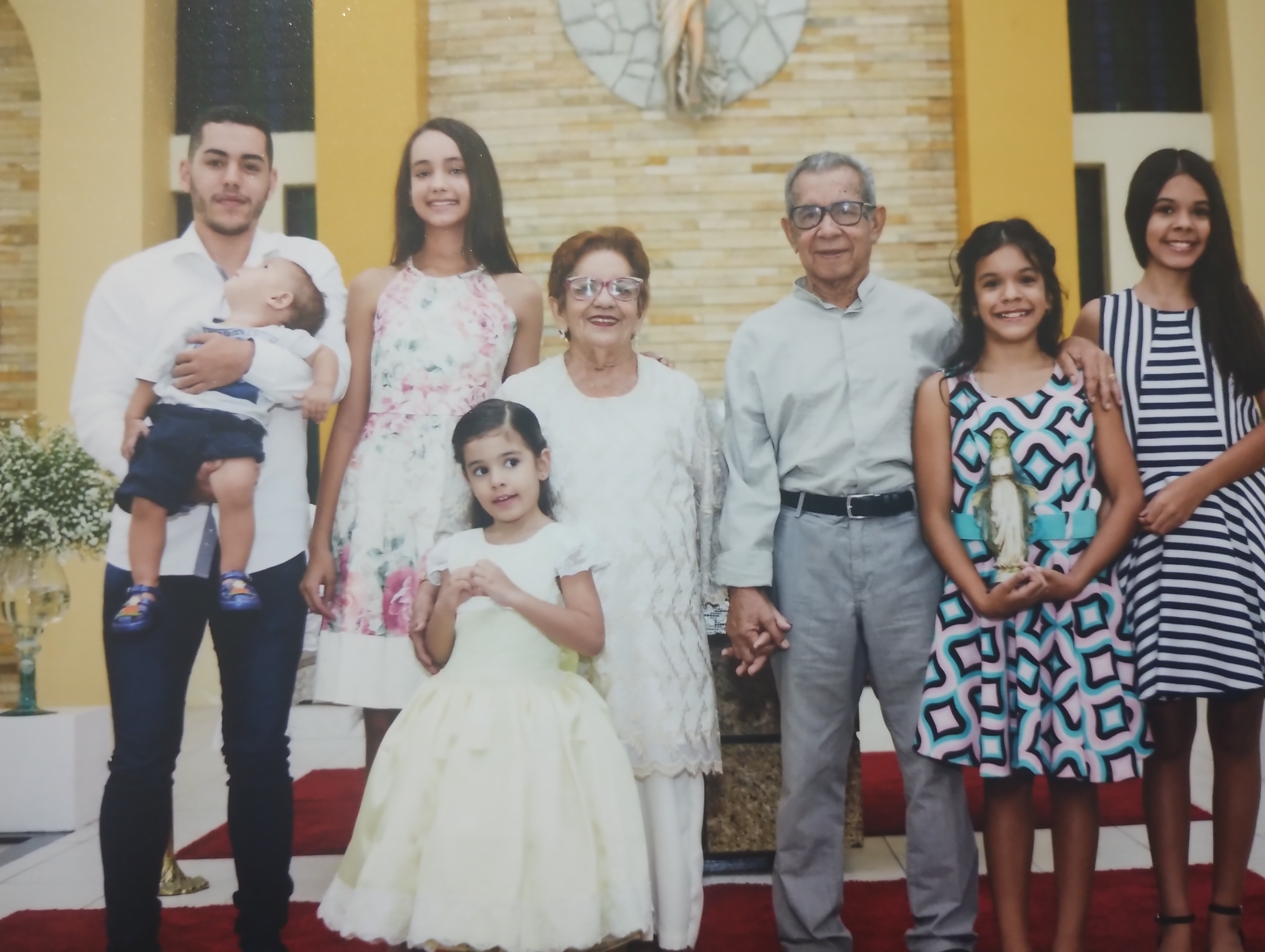 No altar, após a cerimônia de confirmação dos votos, nos 50 anos de casados. 