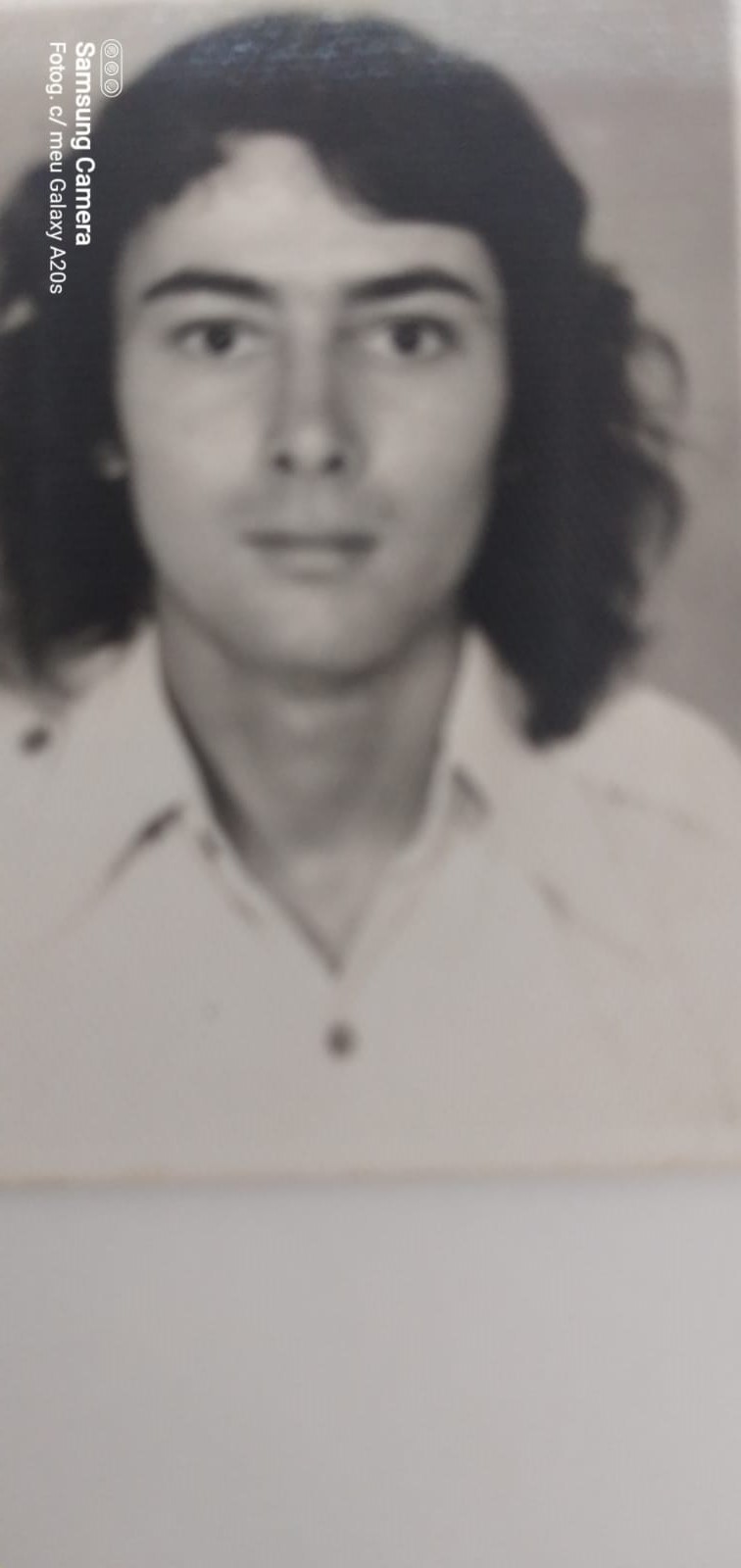 Eu já sei ler e escrever

	Eu venho de um passado difícil; é difícil entender o porquê eles não me deixaram aprender ler e escrever.
	Como era triste ver meus amigos escrevendo cartas e lendo revistas etc. 
	Por todo esse tempo, caminhei com uma venda em meus olhos, é porque, eu não enxergava o significado daquelas palavras que estavam espalhadas naquelas páginas. Para mim não tinham sentido.
	As minhas mãos eram indomáveis, eu não conseguia fazê-la deslizar sobre um pedaço de papel, transformar rabiscos em letras.
	Eu sentia que era uma pessoa muda e surda por não saber pronunciar e ouvir aquelas palavras bonitas que estavam escritas. A vergonha e a revolta me dominavam por ser analfabeto.    
	Quantas pessoas me convidaram para ir a uma escola para aprender ler e escrever e eu não aceitava, só porque era adulta e não sabia pegar em um lápis, eu tinha medo e vergonha. 
	De tanta insistência, matriculei-me, foi difícil vencer o medo e o preconceito e domar minhas mãos, mas consegui vencer.
	Hoje sei ler e escrever, tudo ficou claro para mim, conheço o significado de cada palavra, minhas mãos já circulam sobre aquelas letras e transformam em lindas frases.
	Hoje, não sou mais esta pessoa surda, muda e os meus olhos não estão mais vedados, eu consigo ler revistas, livros, jornais e até o livro Sagrado.  
	Por isso; temos que lutar pelos nossos ideais, nunca devemos desistir quando encontramos dificuldades, porque em nossos caminhos sempre vai existir uma sombra para nos impedir, atrapalhar e nos amedrontar; por isso, temos que lutar com fé e coragem, mesmo enfrentando com dificuldades as tentações que nos desafiam, só assim seremos os vencedores.
	Eu tive essa coragem, lutei contra o medo, vergonha e preconceito e sou a vencedor e ganhei o mais lindo troféu. Este troféu é a minha leitura.
	Você que não sabe ler e escrever faça como eu não tenha medo e vergonha vá á uma escola enquanto é tempo, porque juntos muito mais iremos aprender.
           “Todos precisam de um professor”
          
