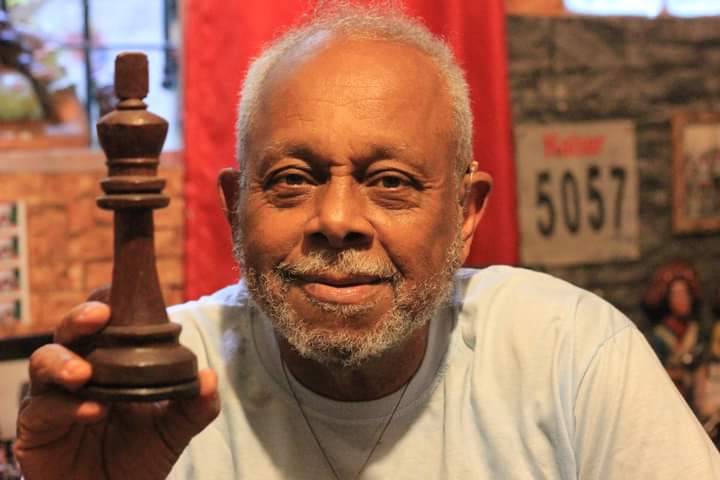 ESTOU SEGURANDO A PEÇA DE XADREZ - RAINHA