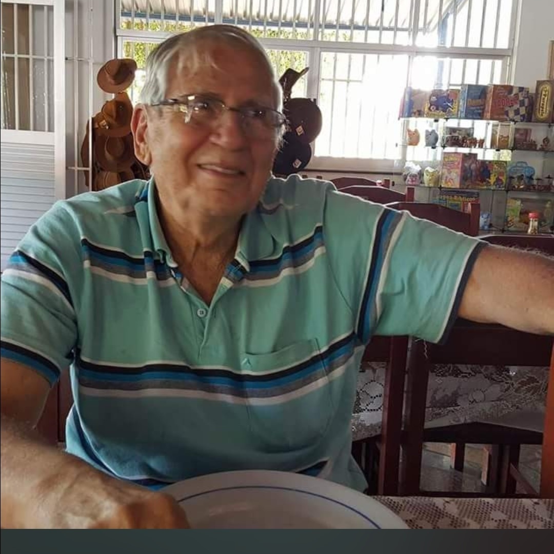 Há um instante na vida em que o coração, já cansado de apenas sentir, pede para escrever. Talvez seja porque a memória começa a se encher de vozes, risos, abraços que já não cabem mais só dentro de nós. É como se o tempo, com sua pressa silenciosa, dissesse: “coloque no papel, antes que o vento leve”. E então, sem planejar, eu me descobri escritor da minha própria vida, guardião das lembranças de uma família que me fez ser quem sou.
Escrever tornou-se um ato de amor. Cada palavra que brota da minha mão é como um afago em quem já partiu, como se eu conseguisse chamar de volta para perto aqueles que a saudade insiste em manter longe. Há uma ternura inexplicável em revisitar a infância: a casa cheia, o cheiro de café passado na hora, os pés descalços correndo no quintal, as histórias contadas à beira da mesa. É doce, mas também é dolorido, porque lembrar é também reconhecer que o tempo não para e que muitos já seguiram viagem para além da vida.
Ainda assim, escrever me ensina algo precioso: envelhecer é privilégio. É poder contar histórias que outros não tiveram tempo de deixar. É ser testemunha das gerações que vieram antes e das que estão chegando agora. É poder olhar para trás com lágrimas nos olhos, mas também com um sorriso nos lábios, porque, se houve despedidas, também houve encontros; se houve silêncios, também houve músicas que ainda ecoam dentro de mim.
Meu editor pede que eu pare, que eu dê um tempo, que eu deixe o livro respirar. Ele me diz: “já temos páginas suficientes para contar uma vida inteira”. Mas como deter o rio da memória, se a cada dia ele me traz uma nova correnteza? Como dizer ao coração para não escrever, se escrever é a forma que ele encontrou de continuar vivendo? Então, obedeço pela metade: deixo o livro de família em repouso, mas abro um novo espaço, um caderno em branco, para que outras palavras possam florescer.
Talvez este seja meu destino: nunca parar de escrever. Se não for sobre a família, será sobre o amor; se não for sobre o passado, será sobre o presente; se não for sobre mim, será sobre os outros, porque todos carregamos histórias que merecem ser contadas.
Escrever é meu romance eterno. É a mão que acaricia a memória, é o abraço que consola a saudade, é a promessa de que nada será completamente esquecido enquanto houver tinta, papel e coração.
Há um instante na vida em que o coração, já cansado de apenas sentir, pede para escrever. Talvez seja porque a memória começa a se encher de vozes, risos, abraços que já não cabem mais só dentro de nós. É como se o tempo, com sua pressa silenciosa, dissesse: “coloque no papel, antes que o vento leve”. E então, sem planejar, eu me descobri escritor da minha própria vida, guardião das lembranças de uma família que me fez ser quem sou.
Escrever tornou-se um ato de amor. Cada palavra que brota da minha mão é como um afago em quem já partiu, como se eu conseguisse chamar de volta para perto aqueles que a saudade insiste em manter longe. Há uma ternura inexplicável em revisitar a infância: a casa cheia, o cheiro de café passado na hora, os pés descalços correndo no quintal, as histórias contadas à beira da mesa. É doce, mas também é dolorido, porque lembrar é também reconhecer que o tempo não para e que muitos já seguiram viagem para além da vida.
Ainda assim, escrever me ensina algo precioso: envelhecer é privilégio. É poder contar histórias que outros não tiveram tempo de deixar. É ser testemunha das gerações que vieram antes e das que estão chegando agora. É poder olhar para trás com lágrimas nos olhos, mas também com um sorriso nos lábios, porque, se houve despedidas, também houve encontros; se houve silêncios, também houve músicas que ainda ecoam dentro de mim.
Meu editor pede que eu pare, que eu dê um tempo, que eu deixe o livro respirar. Ele me diz: “já temos páginas suficientes para contar uma vida inteira”. Mas como deter o rio da memória, se a cada dia ele me traz uma nova correnteza? Como dizer ao coração para não escrever, se escrever é a forma que ele encontrou de continuar vivendo? Então, obedeço pela metade: deixo o livro de família em repouso, mas abro um novo espaço, um caderno em branco, para que outras palavras possam florescer.
Talvez este seja meu destino: nunca parar de escrever. Se não for sobre a família, será sobre o amor; se não for sobre o passado, será sobre o presente; se não for sobre mim, será sobre os outros, porque todos carregamos histórias que merecem ser contadas.
Escrever é meu romance eterno. É a mão que acaricia a memória, é o abraço que consola a saudade, é a promessa de que nada será completamente esquecido enquanto houver tinta, papel e coração.

Escrever se tornou, para mim, o mais delicado dos romances. Não é um romance de duas pessoas, mas de um ser humano com o próprio tempo, com a vida e com tudo aquilo que insiste em permanecer dentro da alma. Quando a caneta toca o papel — ou quando os dedos se apressam no teclado — sinto como se abrisse uma janela secreta, por onde escapa a poesia que o cotidiano, às vezes, tenta esconder.
Comecei escrevendo sobre a minha família, acreditando que seria apenas um registro, uma lembrança para os que viessem depois. Mas descobri, com surpresa e encantamento, que cada memória é uma flor que, ao ser tocada, espalha sementes para todos os lados. Agora, já não escrevo apenas sobre o que vivi: escrevo também sobre o que sonhei, sobre o que perdi, sobre aquilo que ainda espero encontrar.
O coração humano é vasto demais para caber em um único livro. É por isso que nascem outros: porque sempre há mais a dizer, mais a sentir, mais a compartilhar. Este novo caminho que abro diante de mim não é feito apenas de lembranças; é feito de perguntas, de olhares demorados para o pôr do sol, de silêncios que guardam mais do que mil palavras, de encontros inesperados que mudam o rumo de uma vida inteira.
Quero escrever sobre o amor em suas muitas formas: o amor que começa como faísca e se torna incêndio, o amor que dura mesmo depois da despedida, o amor que não se diz em palavras, mas em gestos pequenos e quase invisíveis. Quero escrever sobre o tempo, esse senhor misterioso que nos tira tanto e, ainda assim, nos oferece a beleza de cada manhã. Quero escrever sobre a vida que pulsa nas coisas simples: no cheiro da terra molhada, na música que brota de uma janela distante, no sorriso que nasce sem motivo.
Este livro não tem pressa. Ele é feito para ser lido como quem bebe um vinho devagar, saboreando cada gole. É feito para os que acreditam que a vida, apesar das dores e das perdas, é um romance que vale a pena ser contado.
Se no livro de família eu fui guardião das memórias, neste eu me torno peregrino das emoções. Caminharei por dentro de mim e também pelos caminhos dos outros, e cada crônica, cada reflexão, será uma tentativa de traduzir em palavras aquilo que, no fundo, todos nós sentimos, mas nem sempre conseguimos dizer.
Porque escrever, afinal, é isto: transformar a vida em eternidade.
Há momentos em que a vida parece pedir silêncio, mas dentro de mim só cresce a vontade de escrever. Não escrevo para ser lido, escrevo para existir. Cada palavra que nasce é como uma chama pequena, acendendo um canto escuro do coração.
Descobri que recordar não é apenas visitar o passado — é reencontrar a mim mesmo em cada lembrança. É ouvir, no eco distante da infância, a voz da mãe chamando para o jantar, o riso dos irmãos correndo pelo quintal, o cheiro do bolo assando no forno. Mas também é sentir o vazio dos que já se foram, e compreender que amar é sempre viver com um pouco de saudade.
Há uma beleza imensa em perceber que envelhecer não é perder a juventude, mas ganhar camadas de memória, como um livro que se escreve página por página. Cada ruga é uma linha de poesia que o tempo escreve em nós, cada lágrima é uma palavra sublinhada pela intensidade da vida.
Escrever é meu modo de amar. Amar quem já partiu, amar quem permanece, amar até os desconhecidos que talvez encontrem nestas linhas um reflexo de si mesmos. Quando escrevo, me sinto acompanhado — como se todas as pessoas que amei estivessem sentadas ao meu redor, escutando, sorrindo, acenando com ternura.
E é por isso que não quero parar. Mesmo que me peçam descanso, mesmo que digam que já há páginas demais, sei que, enquanto houver fôlego em mim, haverá mais uma história, mais um devaneio, mais um gesto de amor colocado em palavras.
Porque a vida é breve, mas a escrita... a escrita é infinita. Ela estende os dias, multiplica os instantes, transforma o que dói em consolo e o que alegra em eternidade.
E, se um dia me perguntarem por que nunca deixei de escrever, responderei com simplicidade: porque cada palavra foi uma maneira de dizer “eu vivi, eu amei, eu senti”.

O tempo é um artista silencioso. Ele pinta nossas vidas em tons que às vezes não compreendemos: uns dias em aquarela, suaves e claros como manhãs de primavera; outros, em traços fortes, quase ásperos, que parecem rasgar a tela da existência. Mas, no fundo, há sempre delicadeza na maneira como ele nos ensina.
Na infância, o tempo é generoso: abre os dias largos, deixa que o sol se demore mais no quintal, nos dá a sensação de que tudo será eterno. Quando crescemos, ele se torna apressado, quase impaciente, como quem nos lembra que precisamos escolher caminhos, plantar sonhos, construir destinos. E, quando a velhice se aproxima, o tempo se torna sábio e lento: ensina a olhar para trás com ternura, a aceitar que a vida é feita de chegadas e partidas, a agradecer por cada instante que ainda se abre diante de nós.
Sim, envelhecer é um privilégio. Há dor, é verdade — a dor de perder, de sentir a ausência, de carregar silêncios que antes eram vozes. Mas também há beleza: é quando compreendemos que cada rosto querido que partiu não se perdeu de fato, apenas mudou de lugar dentro de nós. Agora eles habitam em nossas palavras, em nossos gestos, na forma como aprendemos a amar.
Escrever sobre o tempo é também escrever sobre o amor. Porque só quem ama sente a urgência de guardar as horas, de congelar os instantes, de transformar em eternidade aquilo que o relógio insiste em roubar. É no amor que o tempo encontra seu maior desafio: ele pode desgastar o corpo, mas não consegue apagar a lembrança de um olhar, de um toque, de um sorriso que marcou para sempre.
E talvez seja essa a razão pela qual escrevo sem descanso: porque sei que, ao colocar no papel, eu engano o tempo. Transformo em permanência aquilo que parecia passageiro. Dou à saudade um corpo de palavra. Dou à memória um coração novo.
Escrever, no fim das contas, é um pacto secreto com a delicadeza da vida: mesmo sabendo que tudo passa, eu insisto em registrar como se fosse eterno.

O amor é o grande mistério que move a vida. Não falo apenas do amor entre dois corpos que se buscam, mas do amor em todas as suas moradas: o amor que nasce no silêncio de um olhar, o amor que cresce no cuidado de uma mãe, o amor que se esconde no sacrifício de um pai, o amor que se espalha entre amigos que se reconhecem como irmãos.
Há quem pense que o amor se mede em grandes gestos, mas ele é feito de detalhes quase invisíveis. É o café servido ainda quente, o bilhete deixado na mesa, o abraço que chega sem pedir licença, o sorriso que diz “estou aqui” mesmo quando não há palavras. O amor verdadeiro não grita, não exige, não precisa de palco: ele floresce em segredo, como uma rosa que se abre durante a madrugada.
Com o tempo, descobri que o amor não é algo que temos, mas algo que somos. Quando amamos, transbordamos. Tornamo-nos mais generosos, mais humanos, mais próximos daquilo que é divino. O amor é a ponte entre o que é passageiro e o que é eterno. Tudo o que amamos, de algum modo, nunca morre — porque passa a existir dentro de nós como chama que o vento não apaga.
E mesmo quando dói, mesmo quando parte, mesmo quando se transforma em saudade, o amor continua sendo presente. Porque amar é, antes de tudo, permitir-se viver de forma inteira. Quem ama não guarda reservas: entrega-se ao instante, oferece-se ao outro, escreve no coração uma história que o tempo não consegue apagar.
Escrevo sobre o amor porque é impossível não o escrever. Ele está em cada linha que nasce, em cada memória que guardo, em cada silêncio que transformo em palavra. Talvez toda a minha escrita seja apenas isso: uma declaração interminável de amor à vida e às pessoas que cruzaram meu caminho.
E, se um dia me perguntarem o que aprendi com a escrita, direi sem hesitar: aprendi que o amor é a única herança que realmente deixamos no mundo.

A saudade é uma companheira que chega sem ser chamada e, ainda assim, nunca nos abandona. Ela se instala no peito como quem acende uma vela que não se apaga: ora ilumina, ora queima, mas sempre permanece.
É curioso como a saudade se apresenta em formas diferentes. Às vezes, é um nó na garganta quando ouvimos uma música antiga. Outras vezes, é um sorriso inesperado ao sentir um perfume que nos leva de volta a um abraço que já não existe. Há dias em que ela pesa como pedra, e outros em que é leve como brisa — quase doce, como se dissesse: “olha, você viveu algo tão bonito que vale a pena ser lembrado”.
Sim, a saudade dói. Dói porque nos lembra do que já não volta, do que o tempo levou, das pessoas que seguimos amando mesmo além da vida. Mas também é verdade que só sente saudade quem amou de verdade. Ela é a prova silenciosa de que algo foi tão grande, tão intenso, tão verdadeiro, que se recusou a desaparecer.
Escrevendo, aprendi que a saudade também pode ser consolo. Quando coloco no papel as lembranças de quem já se foi, é como se eu abrisse uma porta e eles entrassem novamente, sentando-se ao meu lado, sorrindo outra vez, respirando dentro das palavras. É por isso que digo: a saudade não é ausência, é presença em outra forma.
E, de certo modo, é ela quem nos ensina a valorizar o instante. Porque, quando sabemos que tudo pode se tornar saudade, passamos a viver com mais delicadeza. Cada abraço se torna sagrado, cada riso é guardado como tesouro, cada olhar é gravado como promessa de eternidade.
Se a vida fosse feita apenas de presenças, talvez não tivesse tanta profundidade. É a saudade quem dá peso às nossas memórias, quem coloca poesia nas despedidas, quem transforma o “adeus” em “para sempre”.
E, por isso, escrevendo, descubro: a saudade é uma forma de amor que se recusa a morrer.

A infância é o lugar onde a vida guarda seus tesouros mais puros. É um tempo que nunca se perde, apenas se esconde dentro de nós, esperando o momento de ser chamado pelas lembranças. Basta um cheiro, uma música ou até mesmo o som da chuva batendo no telhado para que, de repente, sejamos levados de volta ao quintal de outrora, ao chão de terra batida, ao sorriso desdentado que hoje só existe em fotografia.
Na infância, tudo era grande: o céu parecia não ter fim, o mundo cabia dentro da rua da nossa casa, e a felicidade morava em coisas tão pequenas que hoje parecem impossíveis — uma bola feita de meia, uma pipa no alto, uma tarde inteira correndo sem pressa de chegar.
Havia também a magia das histórias contadas pelos mais velhos. Sentar-se à mesa, ouvir as vozes da família, sentir o cheiro da comida se espalhando pela casa — era como estar dentro de um livro vivo, onde cada gesto era ensinamento e cada olhar carregava amor. Essas lembranças, mesmo envoltas em saudade, são como estrelas: continuam brilhando no céu da memória, mesmo quando a noite já avançou.
O mais belo da infância é que nela não existe tempo. Os dias pareciam infinitos, e a alegria não pedia motivo para existir. Talvez seja por isso que, ao lembrar dela, sentimos um misto de ternura e dor: ternura pelo que vivemos, dor por saber que não voltará.
Mas, no fundo, a infância nunca nos abandona. Ela se esconde em nossos gestos, aparece no brilho dos olhos quando rimos sem motivo, renasce cada vez que ensinamos uma criança a brincar. Ela é a raiz de tudo o que somos.
E escrever sobre a infância é como abrir um álbum de memórias invisíveis: páginas que não se rasgam, fotografias que o tempo não amarela, vozes que continuam a nos chamar pelo nome.
Sim, a infância é eterna. Vive em cada um de nós, guardada no cofre secreto do coração.

A esperança é a chama discreta que insiste em arder, mesmo quando o vento sopra forte. Ela não se exibe, não faz alarde — apenas permanece, escondida no canto mais íntimo do coração, lembrando-nos de que nenhum inverno é eterno, de que sempre há uma primavera esperando para florescer.
É curioso como a esperança se revela em pequenas coisas. Está no botão de flor que insiste em nascer entre as pedras, no riso de uma criança que corre sem medo do futuro, no olhar de quem acredita que amanhã pode ser melhor do que hoje. Ela não precisa de promessas grandiosas: basta um sopro de vida, um gesto de bondade, um raio tímido de sol atravessando a janela.
Muitas vezes confundimos esperança com ilusão, mas não são a mesma coisa. A ilusão fecha os olhos para a realidade; a esperança, ao contrário, encara a dor de frente e ainda assim acredita. É uma força silenciosa que nos levanta quando tudo parece perdido, que nos faz levantar da cama em dias de sombra, que nos convida a confiar mesmo quando não temos certeza do caminho.
Eu escrevo porque tenho esperança. Cada palavra lançada ao papel é como uma semente que deposito na terra do tempo. Talvez um dia alguém a encontre e nela descubra consolo, coragem ou mesmo um motivo para sorrir. Essa é a beleza da esperança: ela não pertence apenas a quem a sente, mas se espalha, contagia, renova.
E, no fundo, é a esperança que nos mantém vivos. Não é o passado, cheio de lembranças; nem o presente, cheio de incertezas. É o futuro, esse território invisível onde guardamos nossos sonhos. A esperança é a ponte que nos leva até lá.
Por isso, ainda que o coração às vezes doa de saudade, ainda que o corpo canse e o tempo pese, sigo escrevendo. Porque cada linha é uma maneira de dizer: a vida continua, e há sempre um amanhecer à espera.

A vida é feita de milagres tão discretos que, muitas vezes, passamos por eles sem perceber. Estamos acostumados a buscar grandes acontecimentos, mas a verdade é que a essência do existir mora nas coisas simples, nas pequenas delicadezas que dão sentido aos dias.
Há poesia no cheiro do café fresco pela manhã, no vento que bagunça os cabelos, no canto de um pássaro que insiste em acordar a cidade. Há beleza no sorriso de alguém que passa na rua e nem sabe que iluminou nossa tarde, no abraço demorado que parece costurar de volta as partes rasgadas da alma, no silêncio tranquilo de um fim de dia que nos convida a agradecer.
A simplicidade é uma linguagem secreta da vida. Ela nos ensina que não é preciso muito para ser feliz — basta saber enxergar. Quem aprende a olhar com olhos simples descobre tesouros escondidos em cada esquina: a ternura de um olhar, a lealdade de um cachorro que espera na porta, a mão estendida de um amigo, o pôr do sol que se repete e, ainda assim, nunca é igual ao anterior.
Talvez a verdadeira riqueza seja essa: colecionar momentos simples que se transformam em eternidade. Porque, no fim, não nos lembraremos das grandes conquistas materiais, mas do riso que compartilhamos, das conversas ao redor da mesa, da leveza de uma tarde sem pressa.
Escrevendo, percebo que minha maior herança não será feita de coisas, mas de palavras. Palavras simples, mas cheias de amor. Palavras que guardam gestos, que eternizam pequenos instantes, que transformam o cotidiano em poesia.
A vida não exige grandiosidade: exige presença. Estar inteiro no agora, saborear cada instante como se fosse único, agradecer pelo sopro de ar, pelo pão na mesa, pelo coração que insiste em bater.
E é assim que descubro que a simplicidade não é falta — é abundância. É ter olhos para o que realmente importa e coração para sentir que, mesmo nas coisas pequenas, mora a grandeza da vida.

Os sonhos são pássaros que habitam a alma, mesmo quando o corpo permanece preso às responsabilidades do dia a dia. Eles não perguntam se estamos prontos; apenas nos chamam a voar, a imaginar, a acreditar que há algo além do que os olhos podem ver.
Há sonhos que são silenciosos e tímidos, como uma vela acesa no canto de um quarto, e há sonhos que explodem como fogos de artifício, iluminando o céu inteiro da vida. Alguns nos levam a lugares distantes, outros nos devolvem a nós mesmos, em lembranças, paixões e descobertas que nem sabíamos existir.
Sonhar é um ato de coragem. É permitir-se acreditar que o impossível pode se tornar possível, que o horizonte não é limite, que cada amanhecer traz uma oportunidade de recomeçar. Mesmo quando a realidade insiste em nos dobrar, os sonhos permanecem: persistentes, silenciosos, insistentes. Eles são o sopro de eternidade que nos lembra que somos mais do que corpos, mais do que circunstâncias; somos possibilidades infinitas.
Escrever sobre os sonhos é, de certo modo, tocá-los com as mãos, dar-lhes forma e cor, transformá-los em algo tangível. Cada palavra é uma asa, cada frase, um voo. E, mesmo que alguns sonhos se percam no caminho, é no ato de sonhar que encontramos a força para continuar.
E a beleza é que os sonhos não envelhecem. Eles podem mudar de forma, podem adormecer por um tempo, podem até se esconder atrás de medos e preocupações, mas nunca morrem. Basta uma lembrança, uma palavra, uma esperança, para que eles levantem voo novamente, levando-nos junto com eles.
Escrevo porque sonhar é preciso. E escrever é a forma que encontrei de manter todos os meus sonhos acordados, como se o papel fosse o céu infinito onde eles podem voar livres, sem medo, sem limites, sem tempo.
