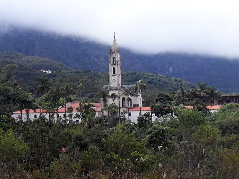 Bela visão do colégio numa tarde enevoada; como o Caraça fica no alto de montanhas e num fundo de vale, as nuvens costumam descer sobre as instalações formando bonitas imagens.  