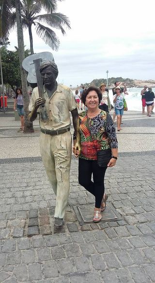 Em passeio no Rio, acabo encontrando o Tom. Dei-lhe o braço e saímos pela praia. Ele com o violão assobiando, eu me divertindo, falando sobre a minha preferência pela sua arte musical.