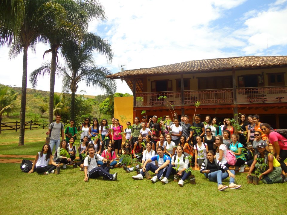 Turma reunida para plantio numa área degradada na sede do Parque Estadual do Pico do Itambé