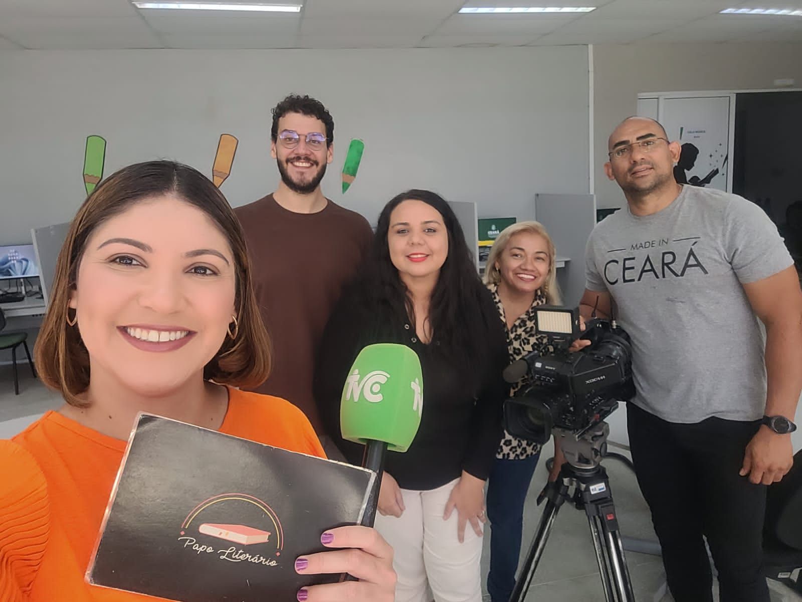 Na Entrevista para a TV Ceará com Soraya Santos do Papo Literário.

Livro - Conjunto Palmeiras: mais que um território, um espetáculo.