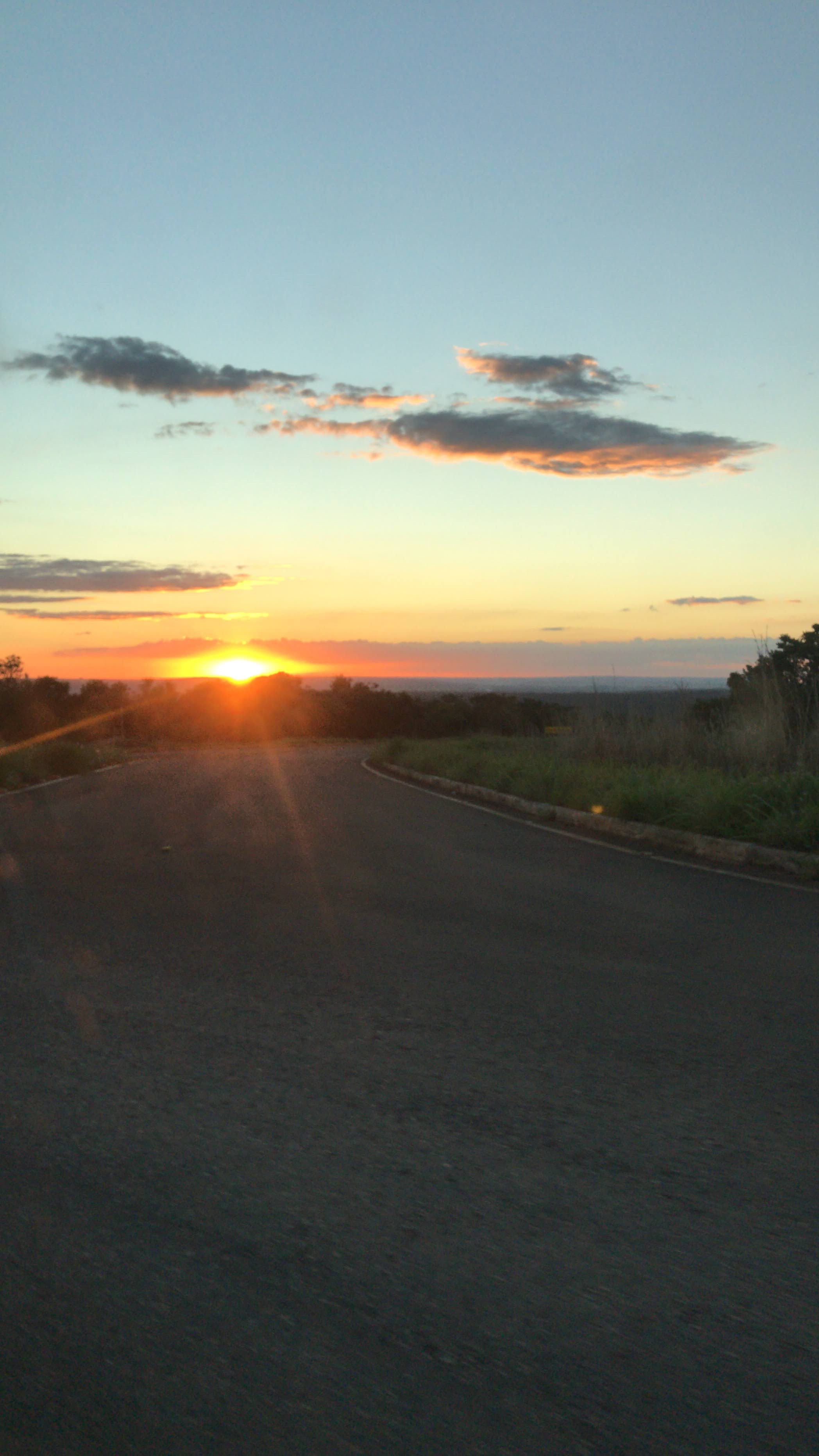 Dentre os inúmeros milagres que já aconteceram na minha vida, gostaria de contar uma experiência que passei perto de onde eu morava, no bairro de Jardim América no Rio de Janeiro. Eu desci do ônibus, e dois meninos me assaltaram. Levaram tudo que eu estava carregando. O local era perto de im posto da polícia federal. Fui chorando pedir ajuda. Os policiais me deram um copo de água e tentaram entrar em contato com a minha mãe e não conseguiram. Minutos depois um senhor de camisa vermelha, em uma bicicleta, parou perto de mim e disse que me viu sendo assaltada do outro lado da rua e tinha avisado aos policiais que estavam almoçando em um restaurante próximo. Eu agradeci, nem perguntei o Nome dele. Tempos depois os policiais do posto que eu estava receberam um rádio de outros policiais pedindo para avisar que tinham recuperado minhas coisas. Chegaram lá para me entregar e me levaram para casa. As vz eu penso que o senhor de bicicleta era um anjo disfarçado de gente.