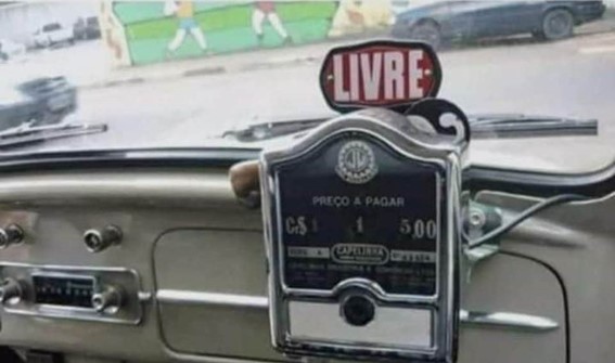 O táxi vermelho fusquinha...