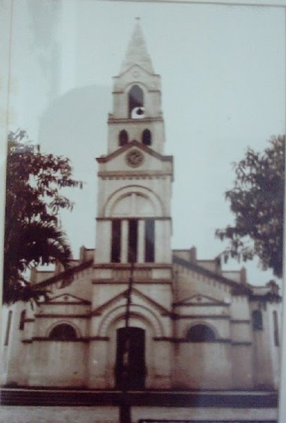 A cidade foi coberta pelas águas do lago de Furnas restando apenas duas ruas. A Igreja também.