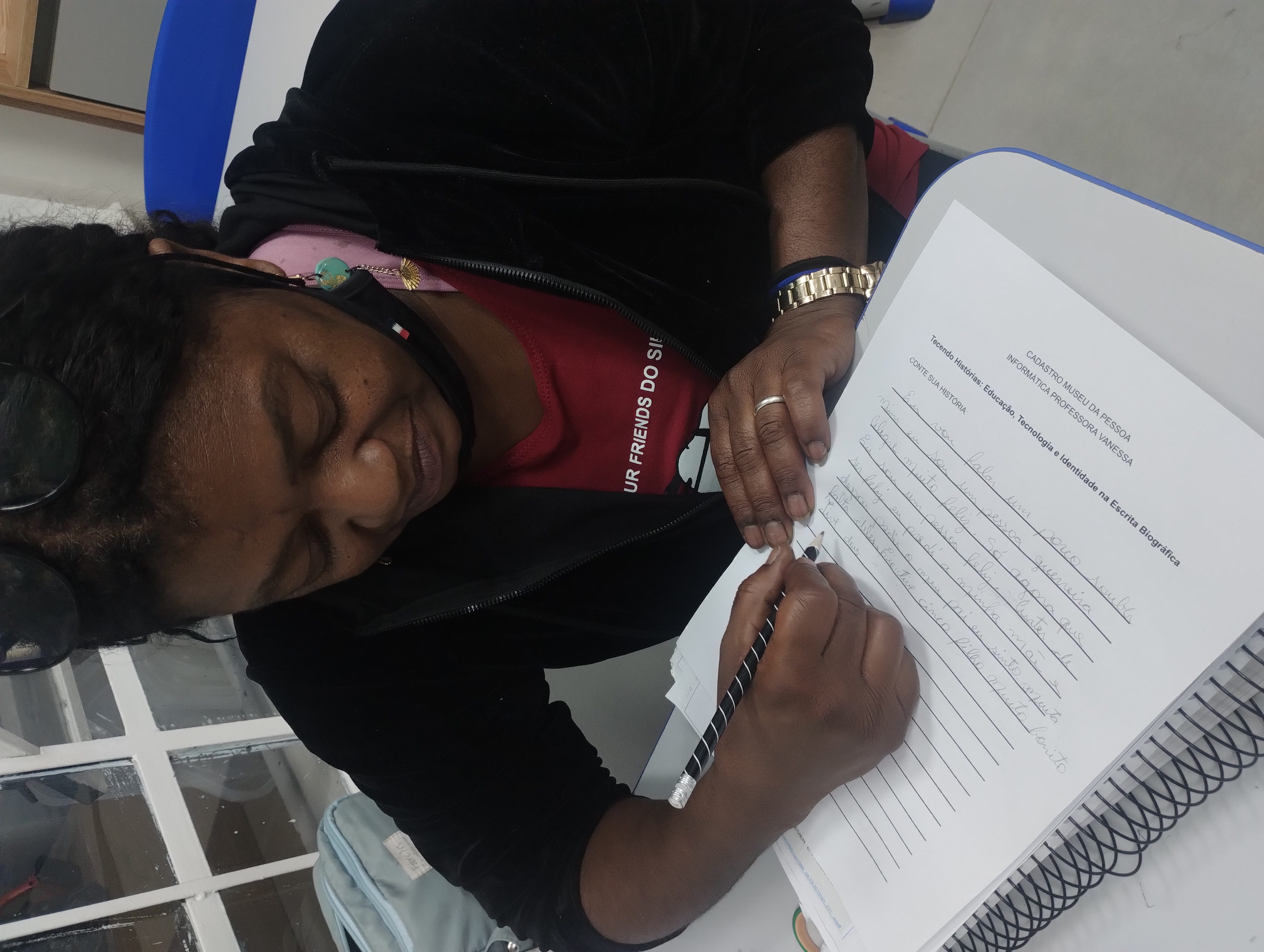 Tecendo Histórias: Educação, Tecnologia e Identidade na Escrita da EJA