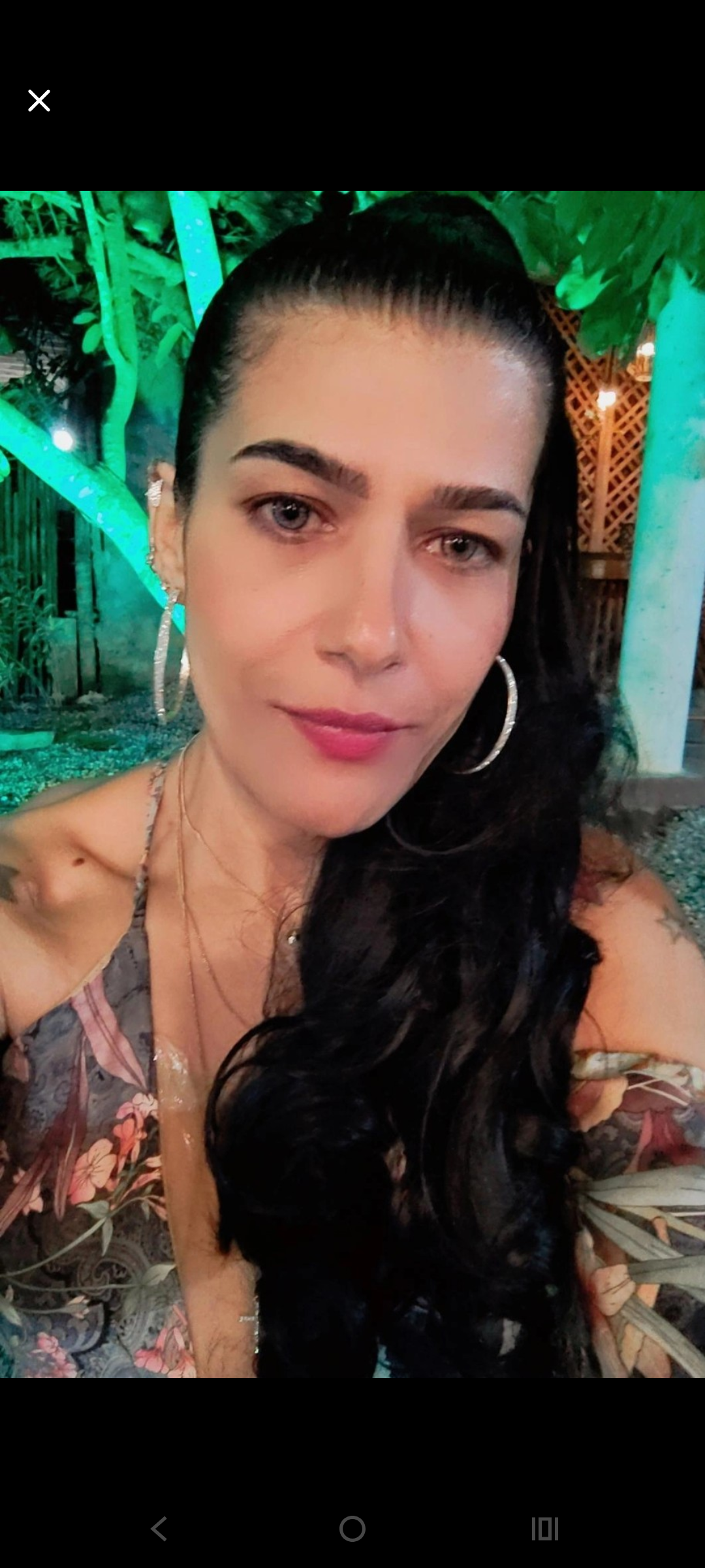 Eu sou feita das dores que tentei esconder, das noites em que a vida me empurrou para o deserto acreditando que eu não voltaria. Mas voltei. Voltei ungida, marcada pelas cicatrizes que agora brilham como constelações no peito.

Caminhei por histórias que tentaram me calar — violência, abandono, agressões invisíveis, abusos emocionais que o tempo quase levou como poeira. Mas a verdade é que eu me recusei a desaparecer. Aprendi a recolher meus pedaços com a delicadeza de quem junta pétalas após a ventania. E cada fragmento meu se reconstruiu com mais força, mais fé e mais verdade.

Eu vi o mundo apagar vidas, sonhos, gente que eu amava — e mesmo assim, fiquei de pé. Amei, perdi, recomecei. Carrego memória como altar e palavra como espada. Descobri que a cura não é um lugar distante: é um gesto diário, um sopro, um reencontro comigo mesma.

Se a vida tentou me silenciar, hoje eu escrevo para me ouvir.
Se tentaram me diminuir, eu cresci.
Se quiseram me apagar, eu floresci girassol — sempre virada para a luz.

Eu sou a soma das versões que sobreviveram e da mulher que escolheu renascer.
A que sabe que a dor lapida, mas não define.
A que honra seus mortos, celebra seus vivos e se torna, todos os dias, a possibilidade de um novo começo.

Eu sou Iamara:
mulher, autora, sobrevivente, cura em processo,
e testemunho vivo de que ninguém apaga o brilho de quem nasceu para iluminar caminhos.

