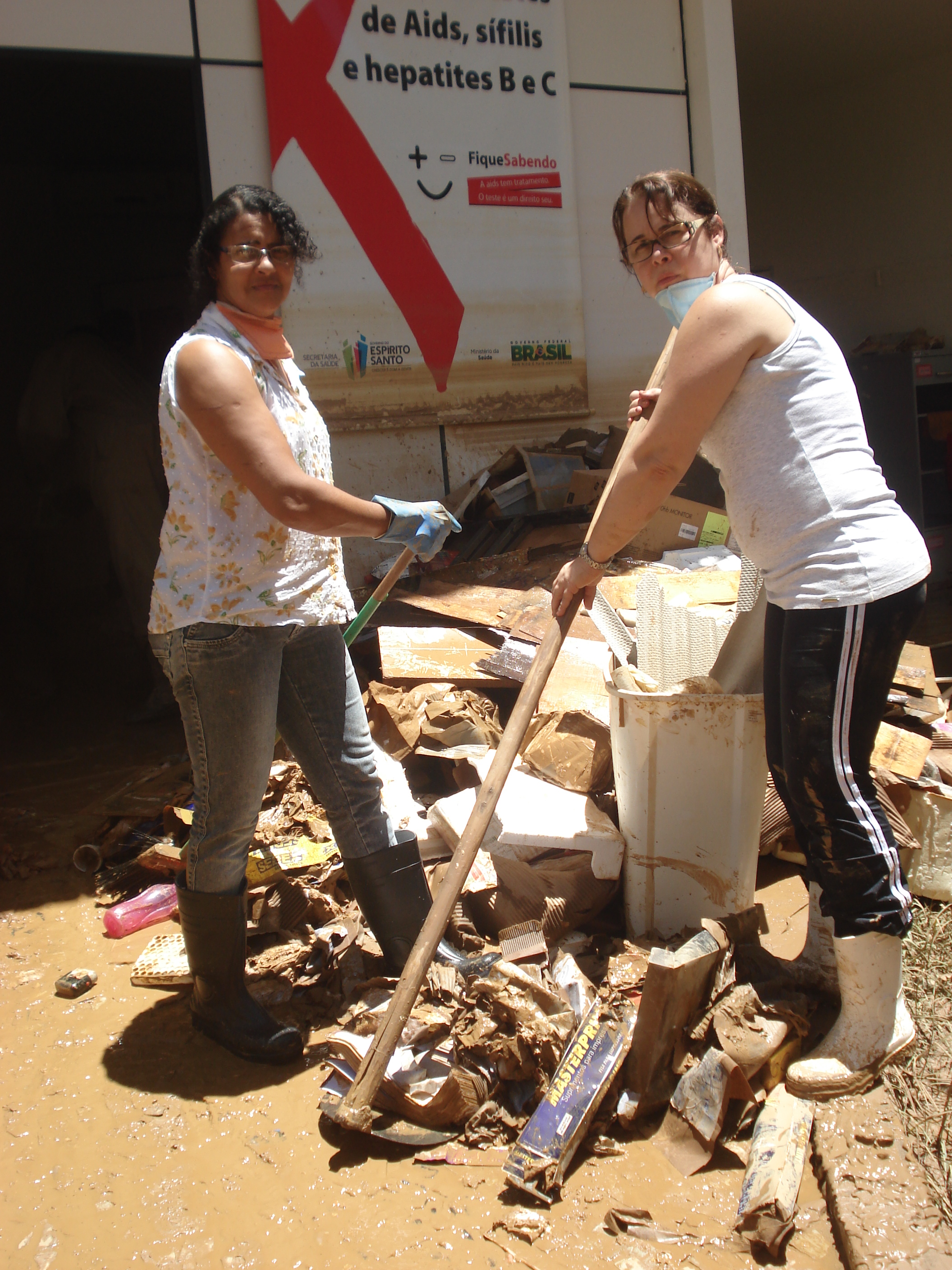 Após enchente atingir quase 2 m de altura no prédio que abrigava o SAE/CTA - está foto ilustra o comprometimento e dedicação de todos os funcionários para reerguer o Serviço.