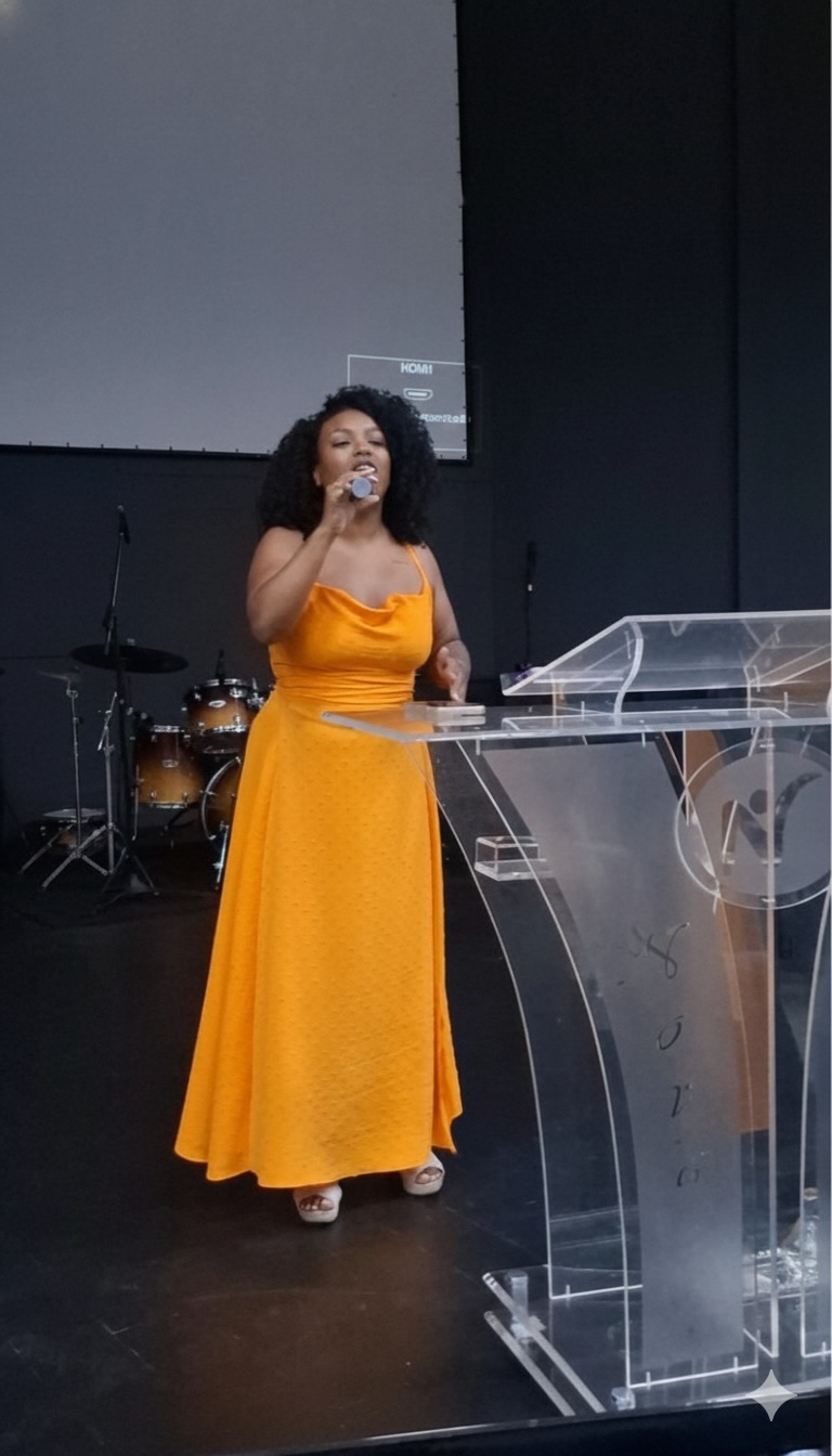 Ministração da canção sobrevivi  na palestre RESSIGNIFICAR 