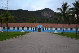 Atrás do desempenador de centelhas