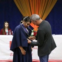 O FILHO DO PATRONO, ME COLOCANDO A PELERINE DE ACADÊMICO, NO DIA DA POSSE