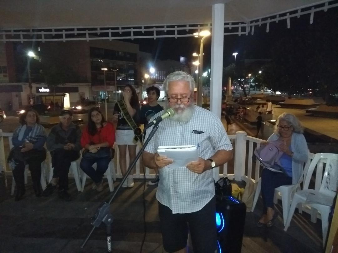 Declamando no coreto da praça Porto Rocha em Cabo Frio