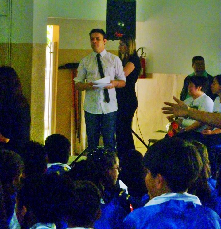 Em dezembro de 2011, vivi um dos momentos mais marcantes da minha trajetória na gestão escolar: presidi a cerimônia de formatura da antiga 4ª série do Ensino Fundamental. Era a primeira formatura sob minha liderança na escola, um momento novo, inspirador e profundamente emocionante.

Ao olhar para aqueles estudantes, percebi que não se tratava apenas de uma conclusão de etapa escolar, mas da celebração de conquistas, superações e sonhos em construção. Foi um instante de grande significado, que reafirmou minha convicção de que a educação transforma vidas e que cada ciclo concluído representa esperança renovada para nossas crianças e suas famílias.
