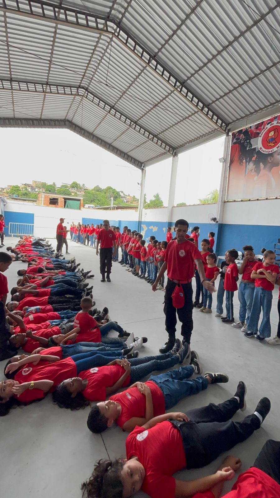 As crianças aprendendo a cultura do cuidar.