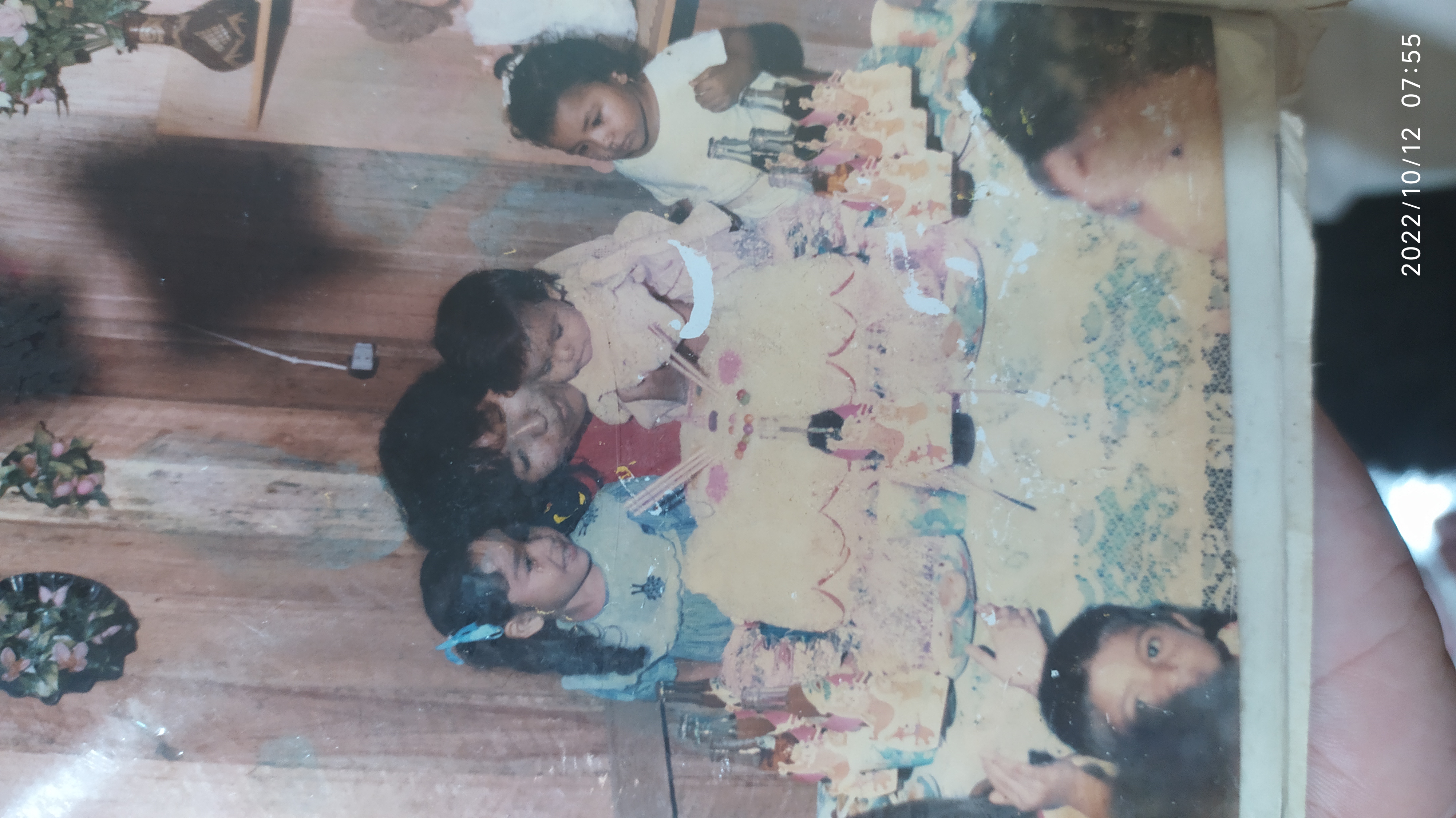 Meu primeiro aniversário, 1985, com minha mãe, minha irmã e minha prima. Tinhamos pouco, amávamos muito.