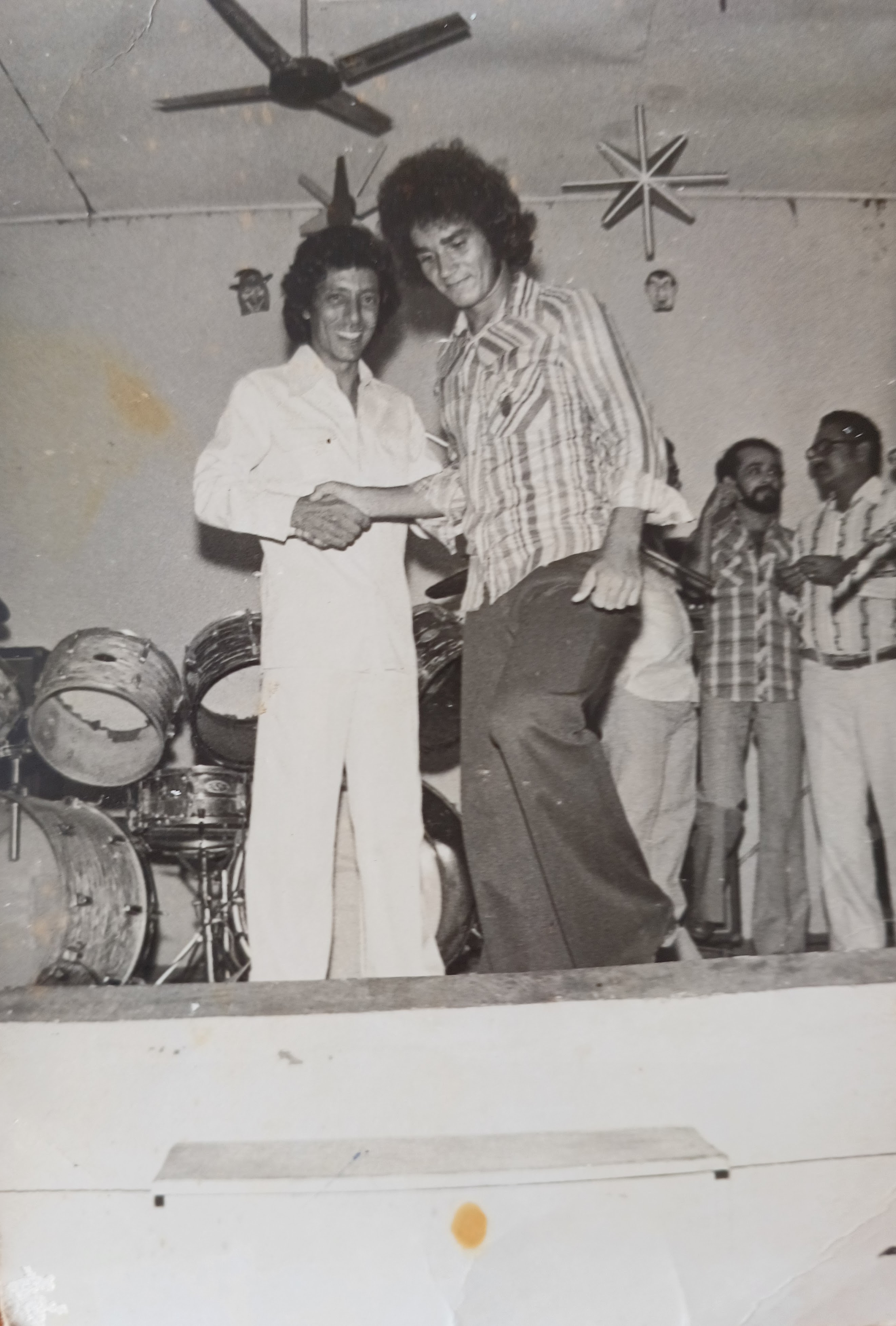 Recebendo medalha das mãos de Múcio Wanderley, então gerente do Banco do Brasil de Petrolândia.