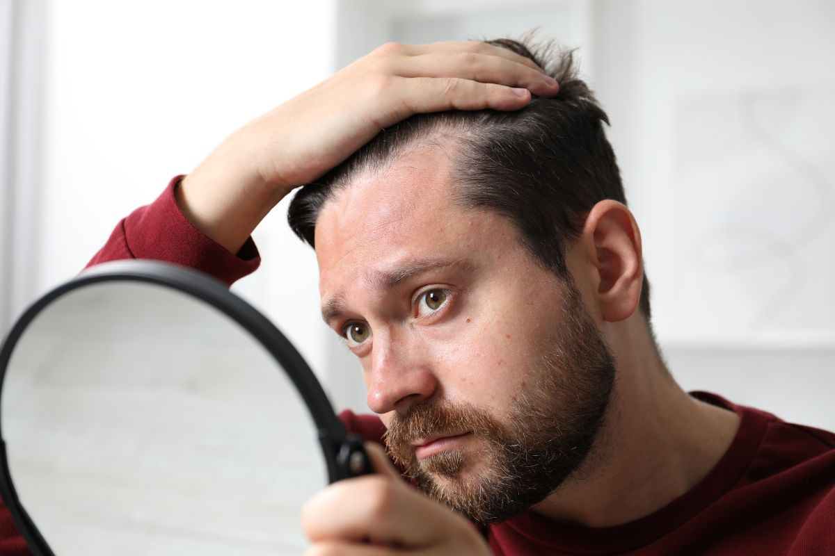 Dermatologista Stanley Bessa analisa o impacto psicológico da calvície