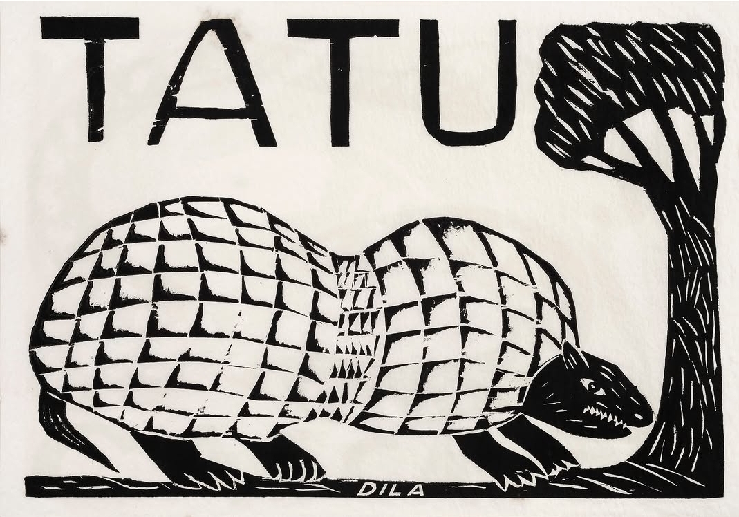 A xilogravura do tatu é uma das obras mais icônicas da fauna sertaneja, esculpida pelo mestre cordelista e gravurista Mestre Dila (José Soares da Silva). Detalhes da Obra: A gravura do tatu costuma retratar o animal com um nível admirável de detalhes, onde a casca e as curvas do animal são desenhadas com a estética rústica e marcante da técnica de xilogravura. Muitas vezes, a peça é acompanhada de outras gravuras da fauna nordestina, como o camaleão ou a cascavel.