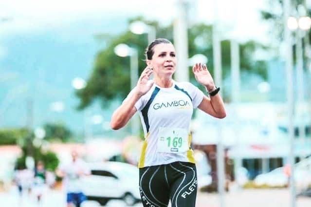 Cruzar essa linha de chegada em Camboriú foi muito mais do que completar uma prova; foi celebrar a vida e o recomeço. Estampar o número 169 no peito e sentir a energia das ruas representou a superação de um dos maiores desafios da minha jornada. Essa foto captura o momento exato em que os braços se levantam não apenas pelo fim do percurso, mas pela gratidão de estar viva, forte e de pé após a batalha contra o câncer. Cada passo dado foi uma afirmação de resiliência, fé e saúde. Uma corrida inesquecível que marca um novo e lindo capítulo! 