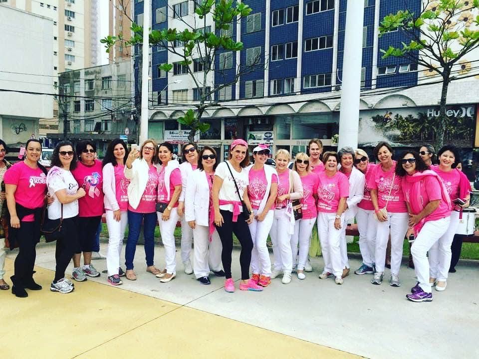 Caminhar ao lado de amigas queridas por uma causa que pulsa no peito é a maior demonstração de solidariedade e vida. Colorindo as ruas de Balneário Camboriú de rosa e branco, esse desfile junto à Rede Feminina de Combate ao Câncer foi muito mais do que um evento; foi um manifesto de apoio mútuo, empatia e esperança. Cada passo compartilhado com esse grupo incrível reforça que, quando as mulheres se unem, a força se multiplica. Uma lembrança linda de um dia cheio de afeto, sorrisos e da certeza de que juntas somos invencíveis!  
 amigas e aliadas nessa corrente do bem.