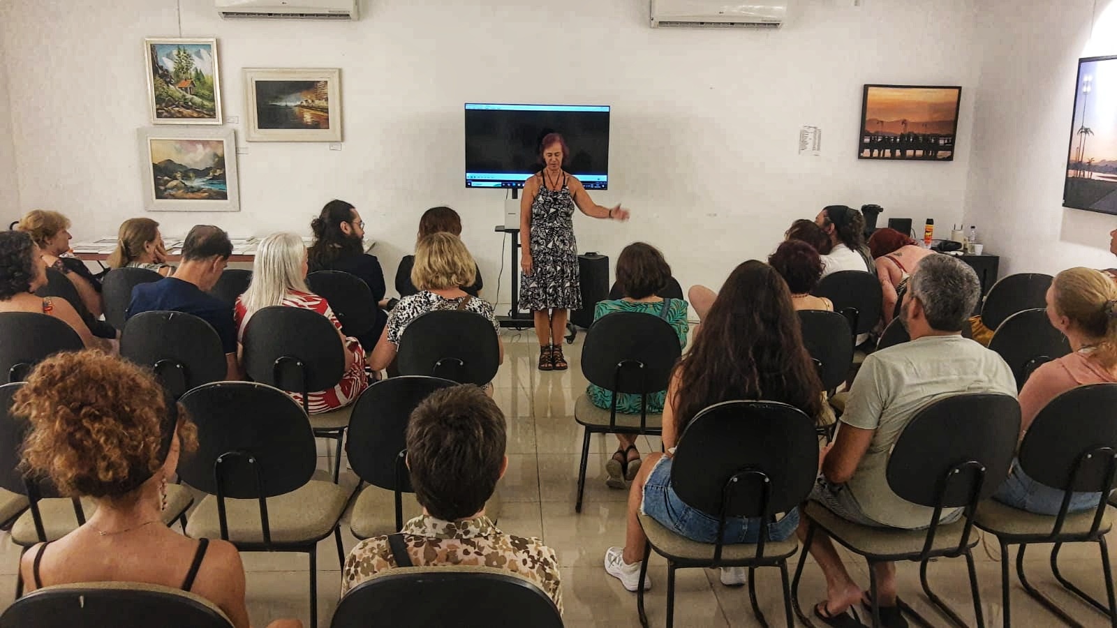 Roda de conversa sobre o curta Prédios Icônocos de Santos