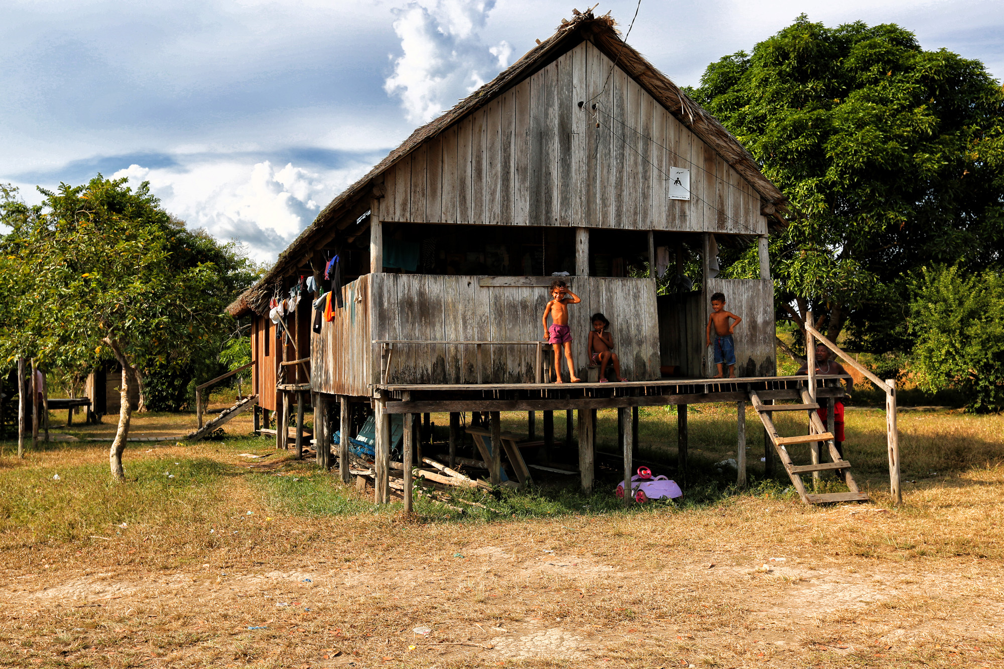 ESSA É A CASA QUE RESISTE AO TEMPO, PERTENCENTE AO SR. DICO CASTRO. ELE MANTÉM O TRADICIONAL TELHADO DE PALAHA CARACTERÍSTICA DAS CASAS DO QUILOMBO.